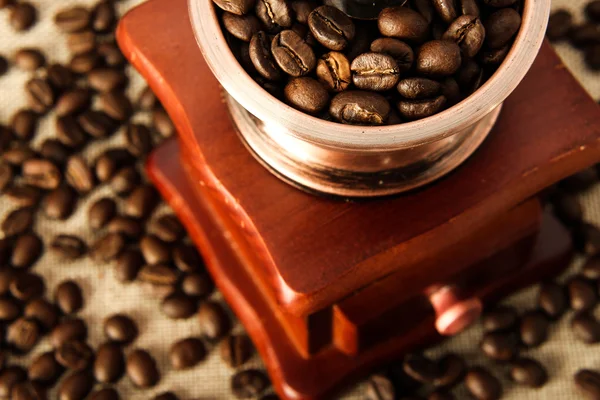 Closeup καφέ φασολιών και καφέ αλεστικό μηχάνημα — Φωτογραφία Αρχείου