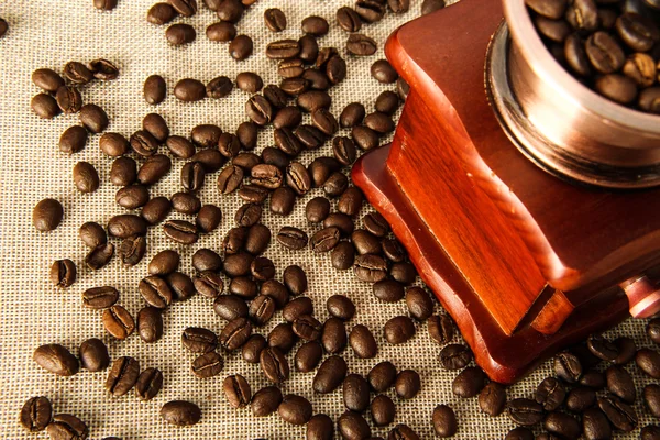 Närbild kaffe bean och kaffe grinder — Stockfoto