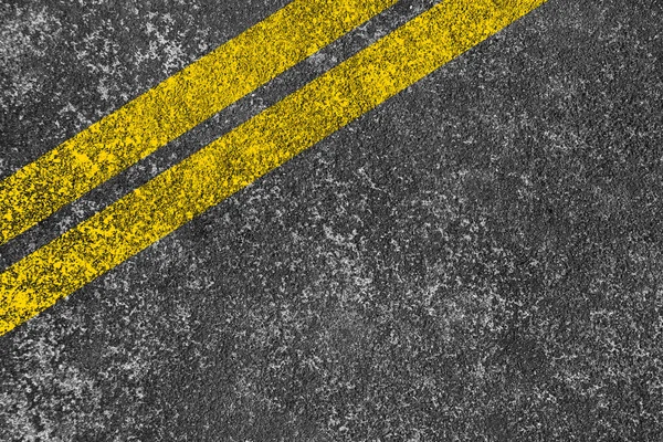 Asphaltstraße mit gelber Linie — Stockfoto