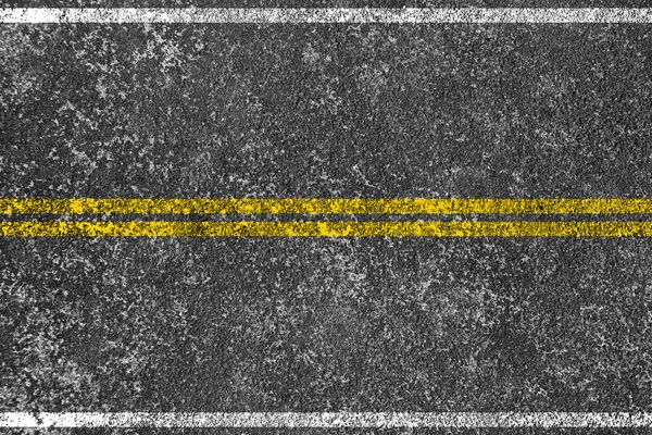 Asphaltstraße mit gelber Linie — Stockfoto