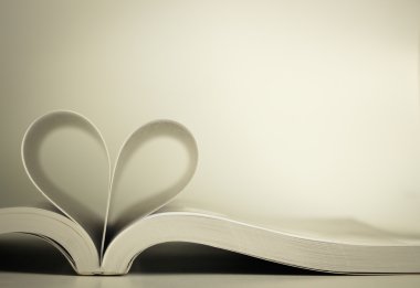 Kitap ile kalp sayfa açtı