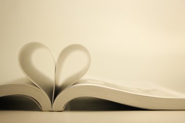 Kitap ile kalp sayfa açtı