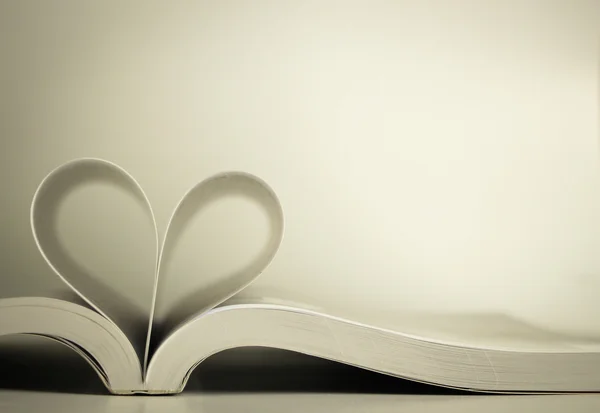 Открытая книга с сердечной страницей — стоковое фото