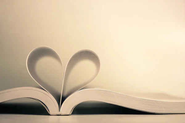 Открытая книга с сердечной страницей — стоковое фото
