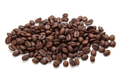 Beyaz arka plan üzerinde izole kahve çekirdekleri