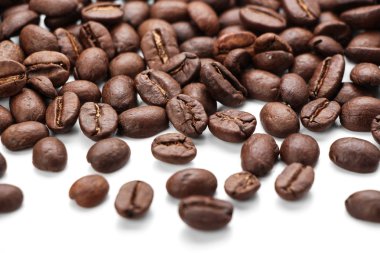 kahve çekirdekleri üzerine beyaz izole