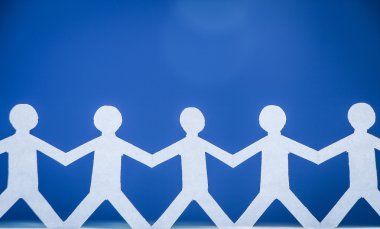 El ele tutuşan bir grup insan