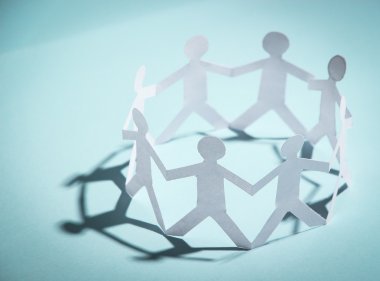 El ele tutuşan bir grup insan