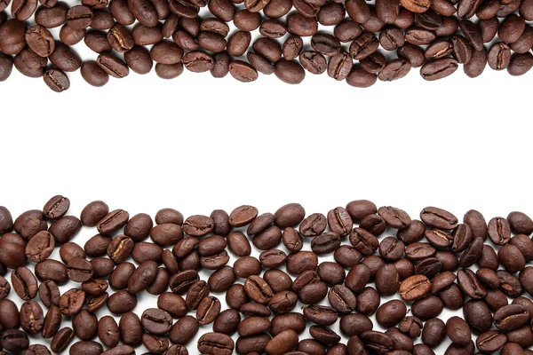 Kávová zrna rozkládají izolované na bílém pozadí — Stock fotografie