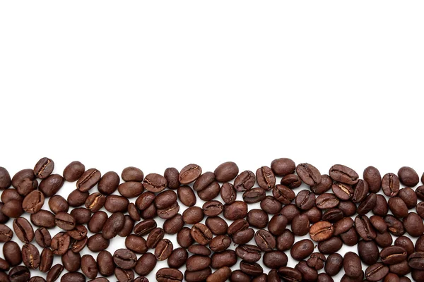 Bande de grains de café isolée sur fond blanc — Photo