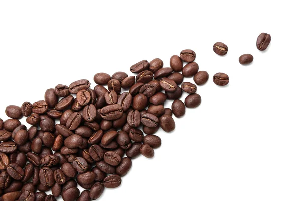 Káva fazole izolovaných na bílém pozadí — Stock fotografie