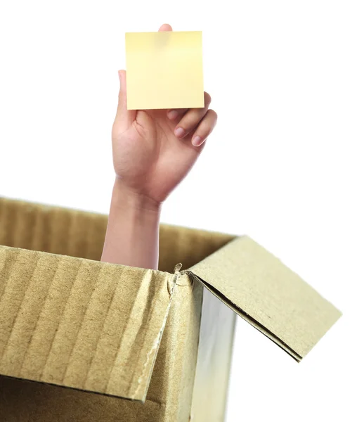 Рука с чистой липкой запиской из коробки — стоковое фото
