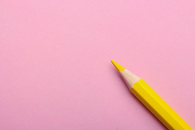 Renkli arka plan üzerinde renkli kalem