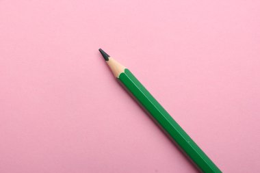 Renkli arka plan üzerinde renkli kalem