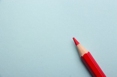 Renkli arka plan üzerinde renkli kalem