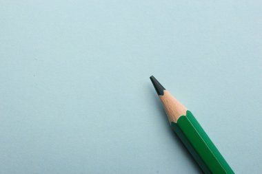 Renkli arka plan üzerinde renkli kalem