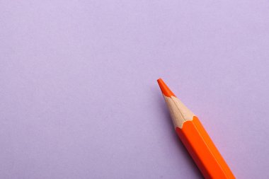 Renkli arka plan üzerinde renkli kalem