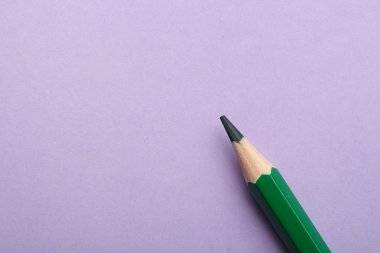 Renkli arka plan üzerinde renkli kalem