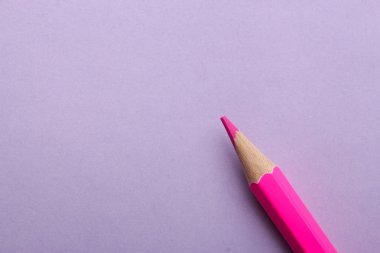 Renkli arka plan üzerinde renkli kalem