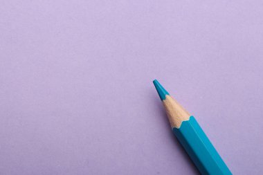 Renkli arka plan üzerinde renkli kalem