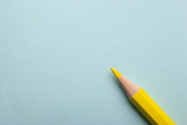 Renkli arka plan üzerinde renkli kalem — Stok fotoğraf