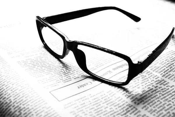 Szemüveg, újság — Stock Fotó