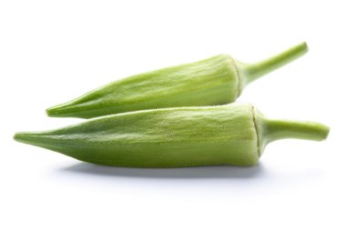 Taze bamya beyaz izole