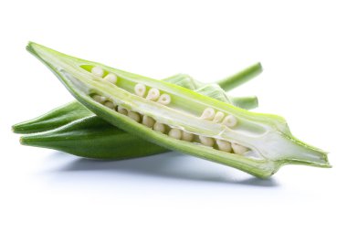 Taze bamya beyaz izole