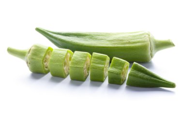 Taze bamya beyaz izole