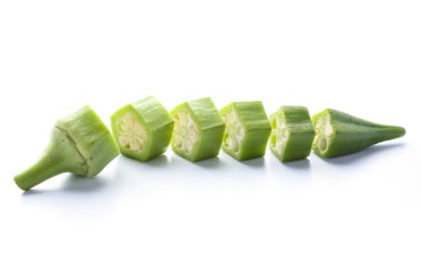 Taze bamya beyaz izole