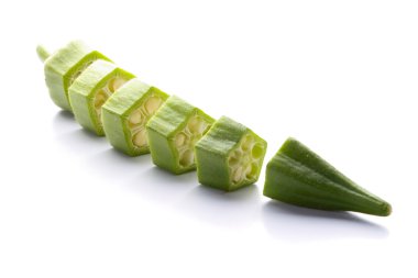 Taze bamya beyaz izole