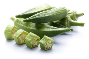 Taze bamya beyaz izole