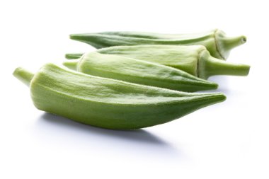 Taze bamya beyaz izole