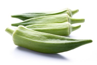 Taze bamya beyaz izole