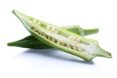 Taze bamya beyaz izole