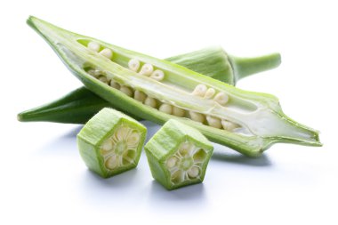 Taze bamya beyaz izole