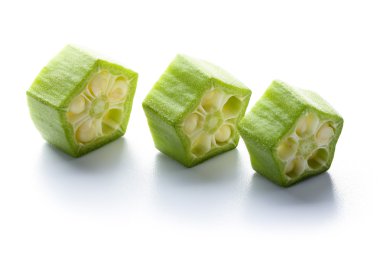 Taze bamya beyaz izole