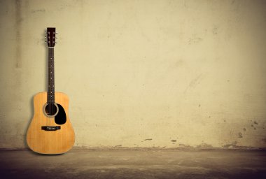 Eski duvara akustik gitar