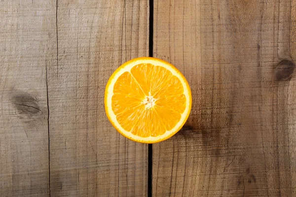 Narancs a fa asztalon — Stock Fotó