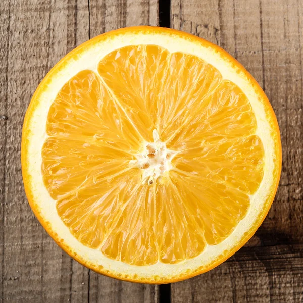 Laranja na mesa de madeira — Fotografia de Stock