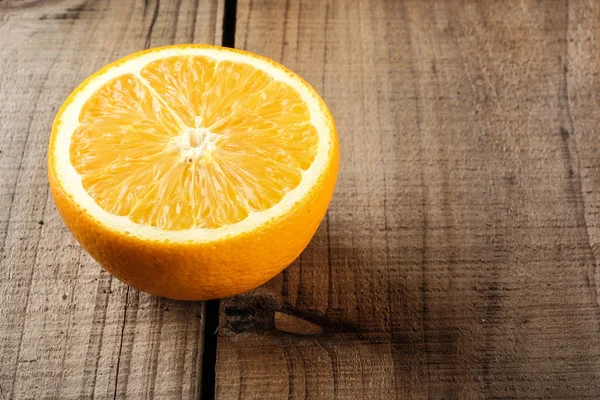 나무 탁자 위에 있는 오렌지 — 스톡 사진