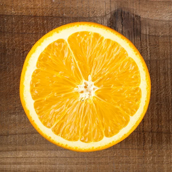 Laranja na mesa de madeira — Fotografia de Stock