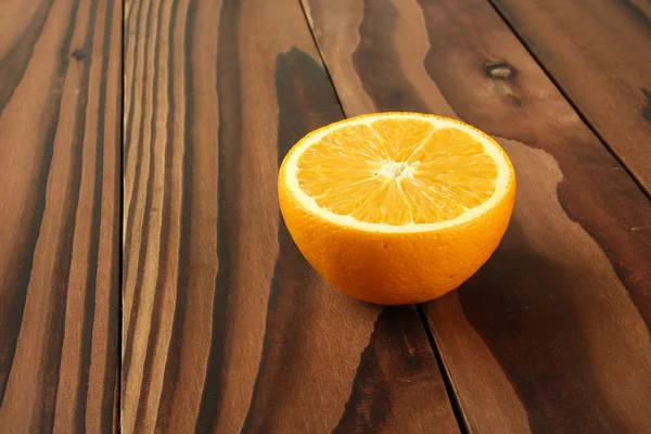 Laranja na mesa de madeira — Fotografia de Stock