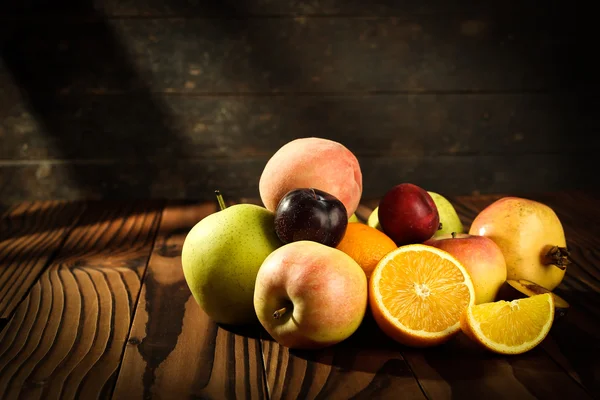 Assortiment de fruits exotiques sur la table en bois — Photo