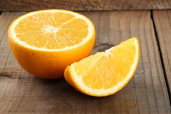 Pomarańcza na drewnianym stole — Zdjęcie stockowe