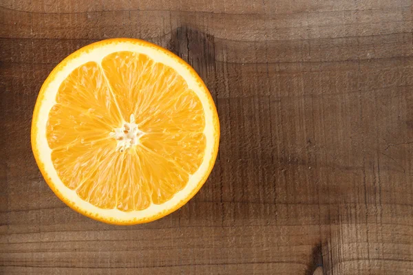 Laranja na mesa de madeira — Fotografia de Stock