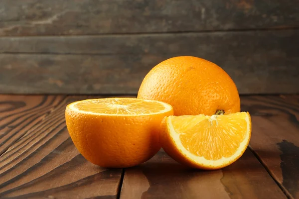 Laranja na mesa de madeira — Fotografia de Stock