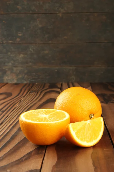 Tahta masadaki portakal. — Stok fotoğraf