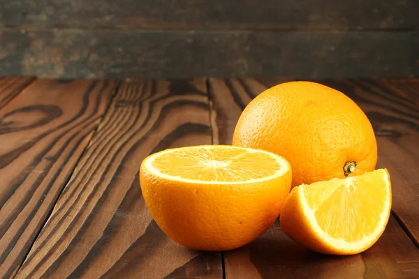 Pomarańcza na drewnianym stole — Zdjęcie stockowe