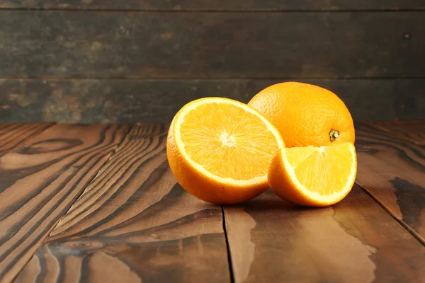 나무 탁자 위에 있는 오렌지 — 스톡 사진